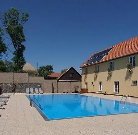 Guest house Penzion U Stromu Lhota (Kladno)
